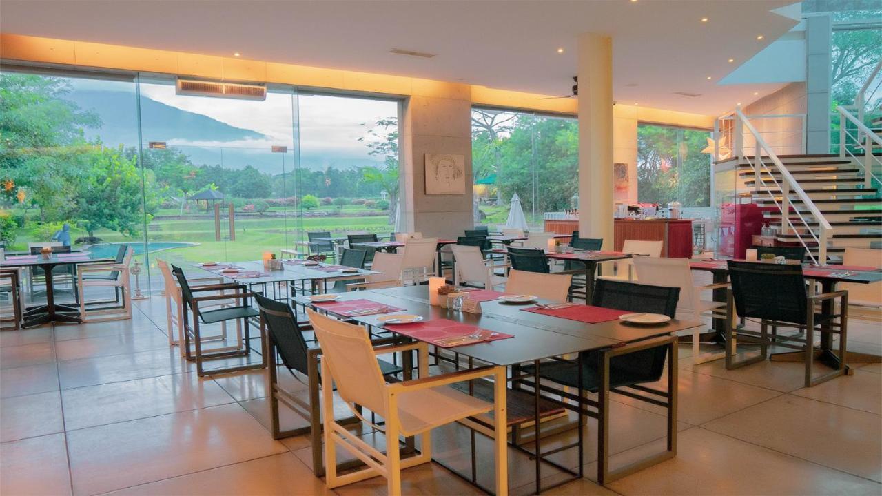 K Gallery Hotel Pasuruan Eksteriør billede